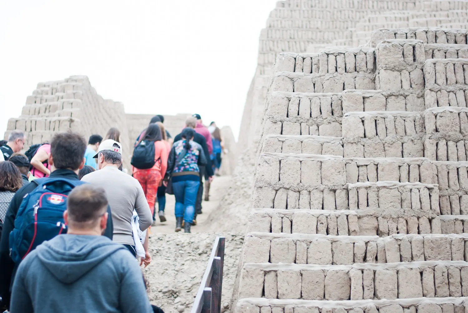 Personas subiendo a piramide de huaca pucllana lima