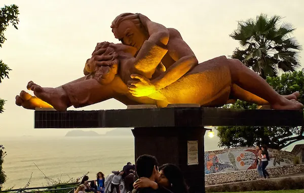 Escultura el beso en el parque del amor