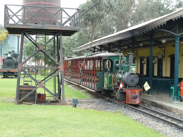 Estacion de tren en parque de la amistad lima