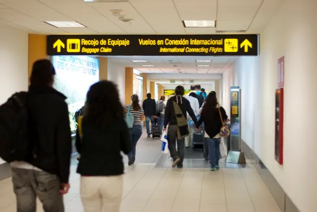 Pasillo de aeropuerto Jorge chavez de Lima