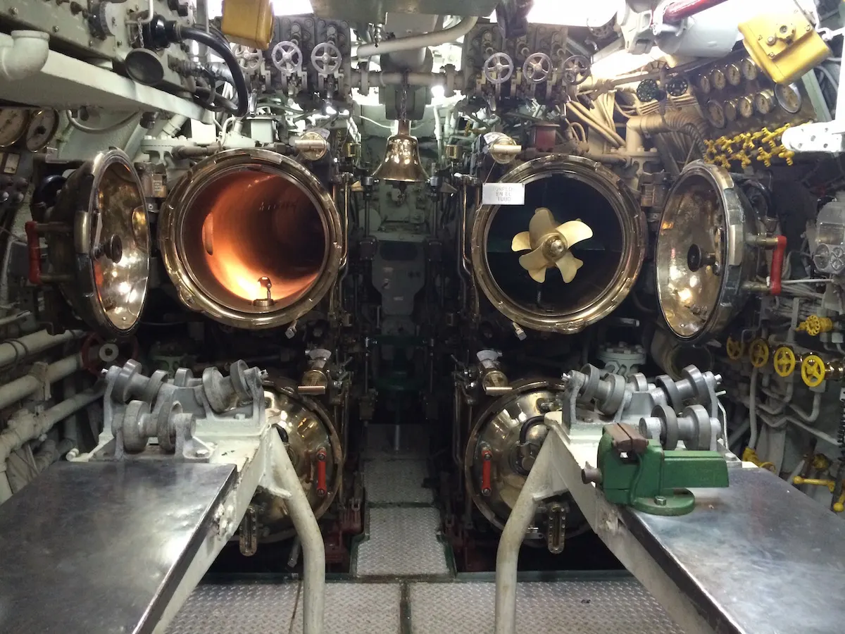 Torpedos en el paseo Interior del submarino Abtao