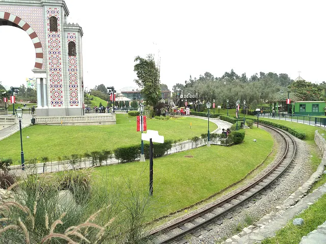 Arco y jardines del parque de la amistad en lima