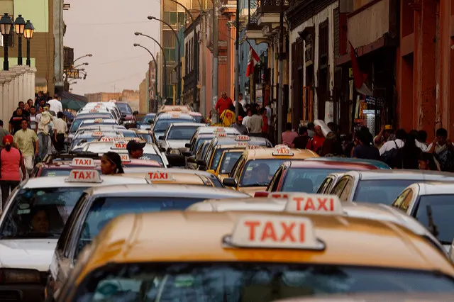 fila de taxis en Lima