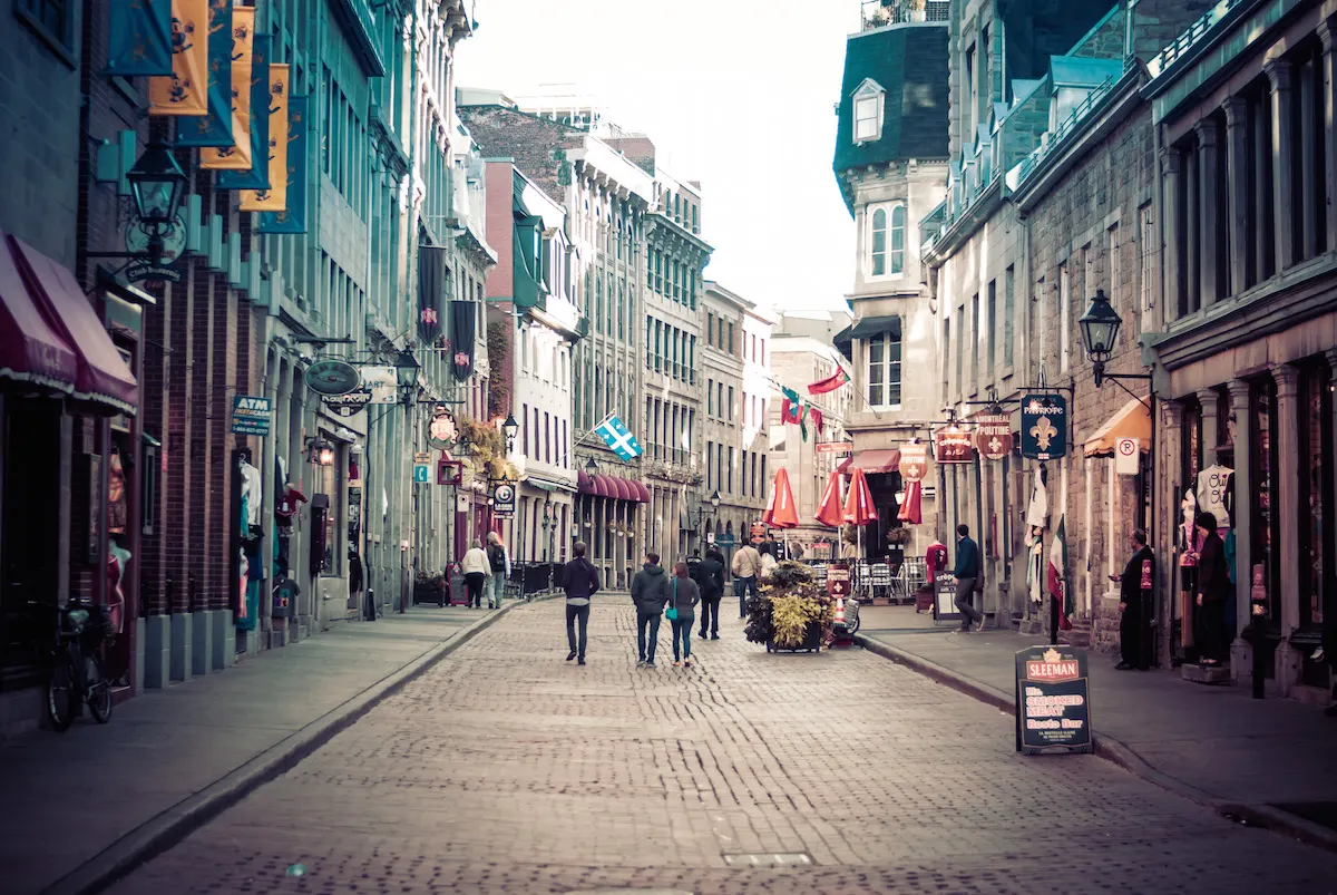 calle empedrada del vieux montreal