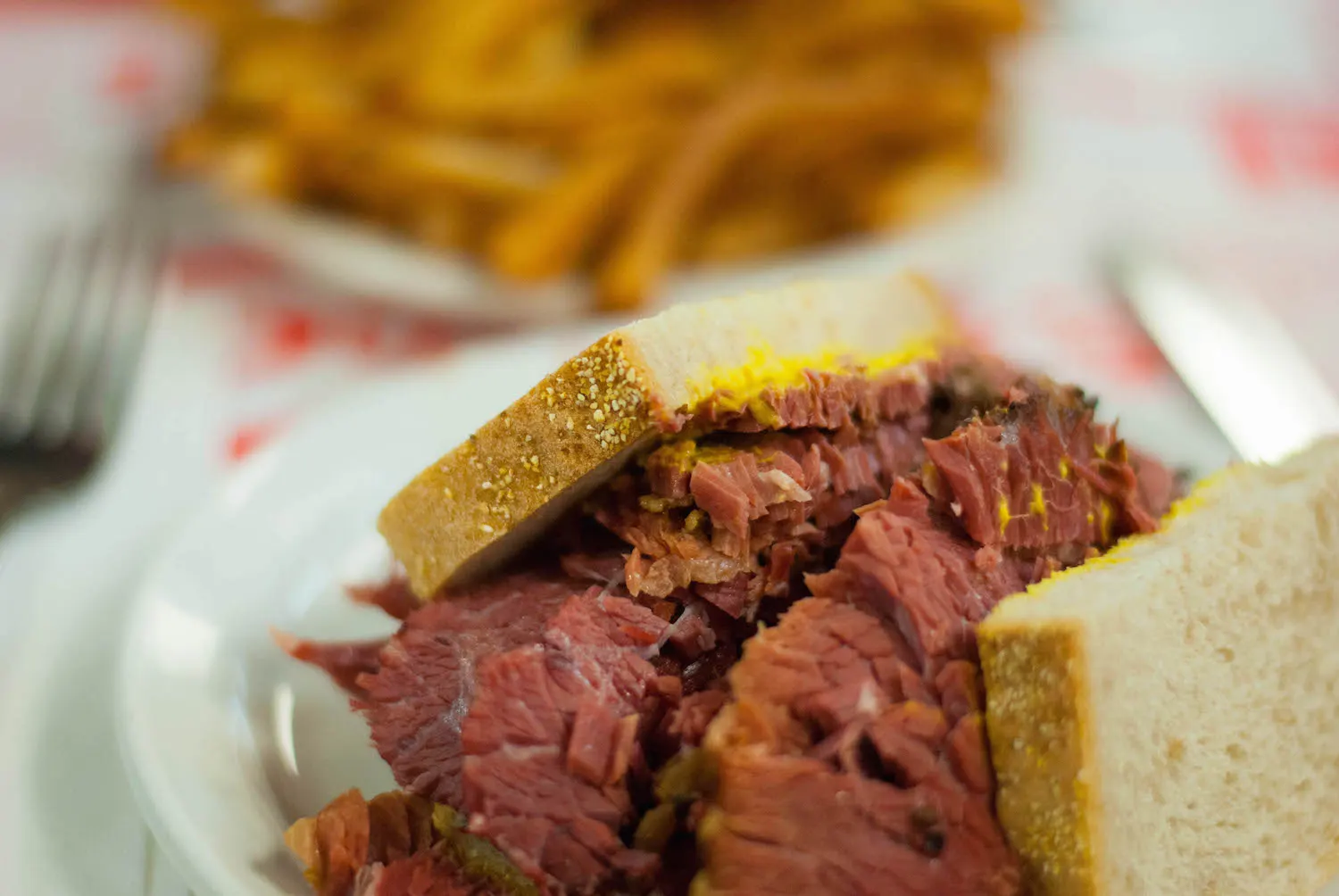 sandwich de carne ahumada y papas fritas en montreal Comer en Montreal Canada