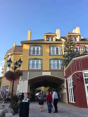 Calles del downtown Village de ski Mont Tremblant