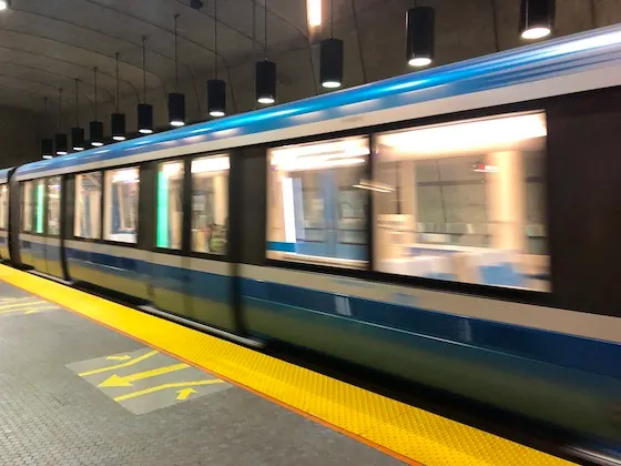 Tren del sistema de metro en función Metro de montreal