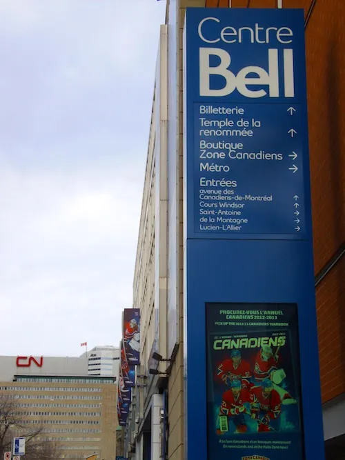 Entrada del centre bell Hockey en invierno en montreal