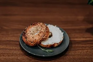 Bagel relleno de queso crema Bagel