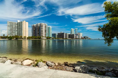 Panorama de miami desde la bahia vizcaina Ir a la key bizcayne miami