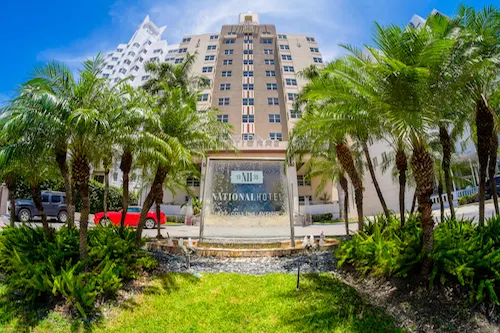 Entrada de un hotel en miami beach Los hoteles es una opción donde dormir en miami