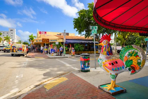 Vista de una esquina de la pequeña Habana Calle de la little havana miami
