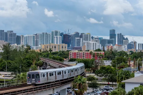 el tren moviéndose en miami