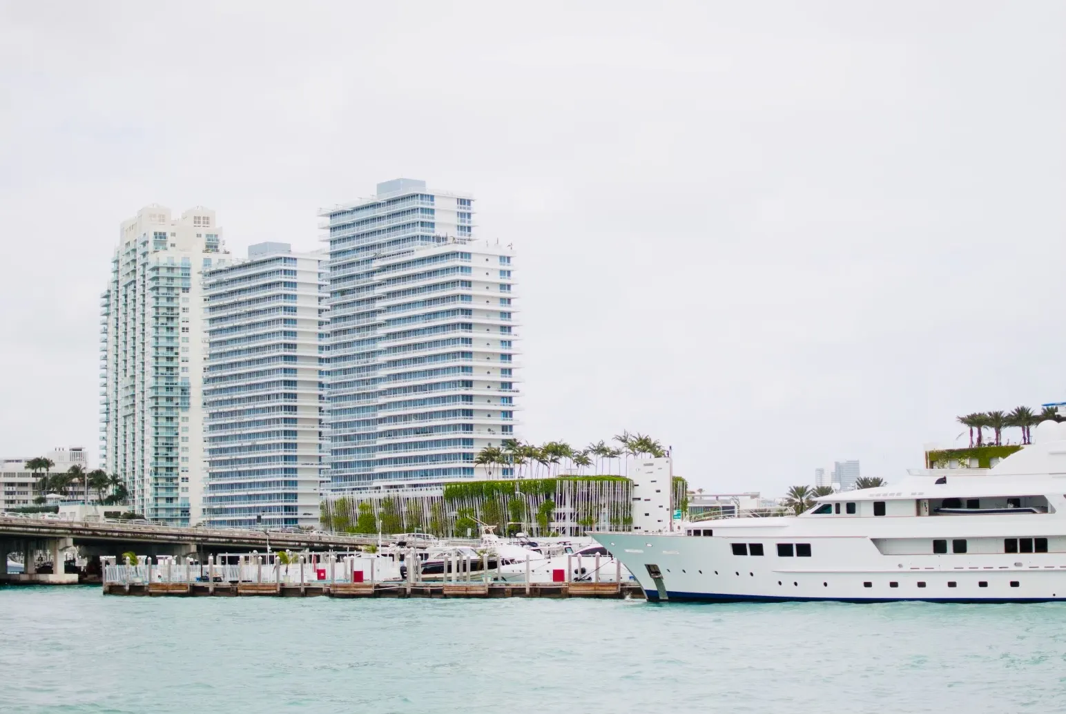 Vista de los cruceros en bahía Biscayne