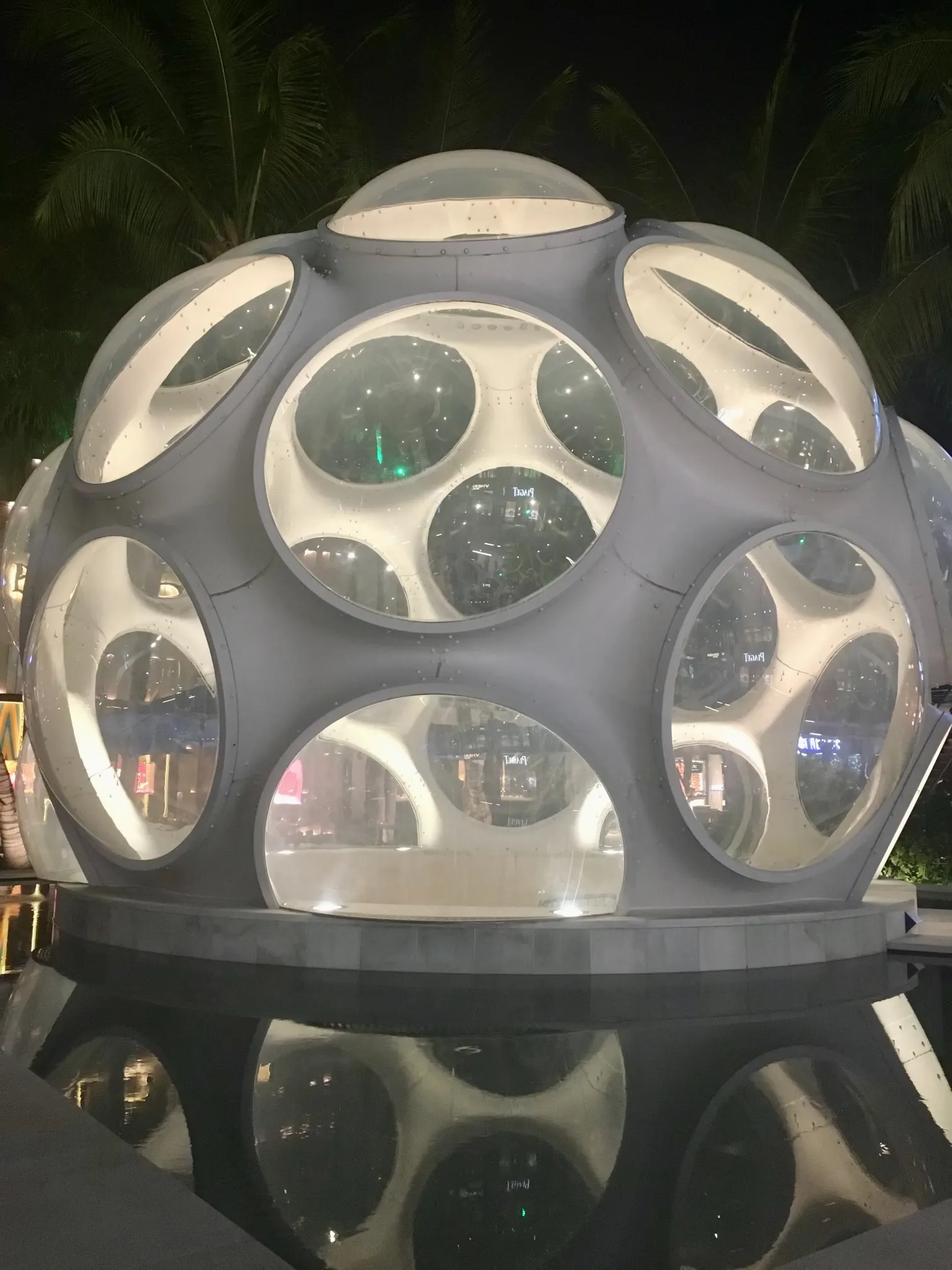 Bola blanca del design district